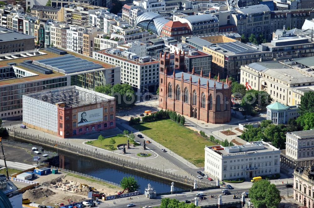 Aerial photograph Berlin Mitte - Schinkelplatz mit Friedrichswerdersche Kirche am Werderschen Markt im Stadtteil Friedrichswerder in Berlin-Mitte. The square Schinkelplatz with the Friedrichswerdersche Church at the Werderschen Markt in the Friedrichswerder quarter in the borough Mitte.