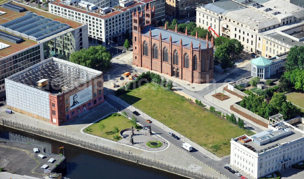 Berlin Mitte from the bird's eye view: Schinkelplatz mit Friedrichswerdersche Kirche am Werderschen Markt im Stadtteil Friedrichswerder in Berlin-Mitte. The square Schinkelplatz with the Friedrichswerdersche Church at the Werderschen Markt in the Friedrichswerder quarter in the borough Mitte.