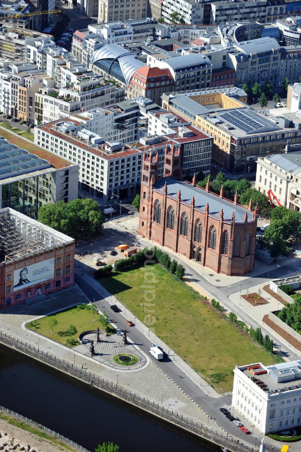 Aerial image Berlin Mitte - Schinkelplatz mit Friedrichswerdersche Kirche am Werderschen Markt im Stadtteil Friedrichswerder in Berlin-Mitte. The square Schinkelplatz with the Friedrichswerdersche Church at the Werderschen Markt in the Friedrichswerder quarter in the borough Mitte.