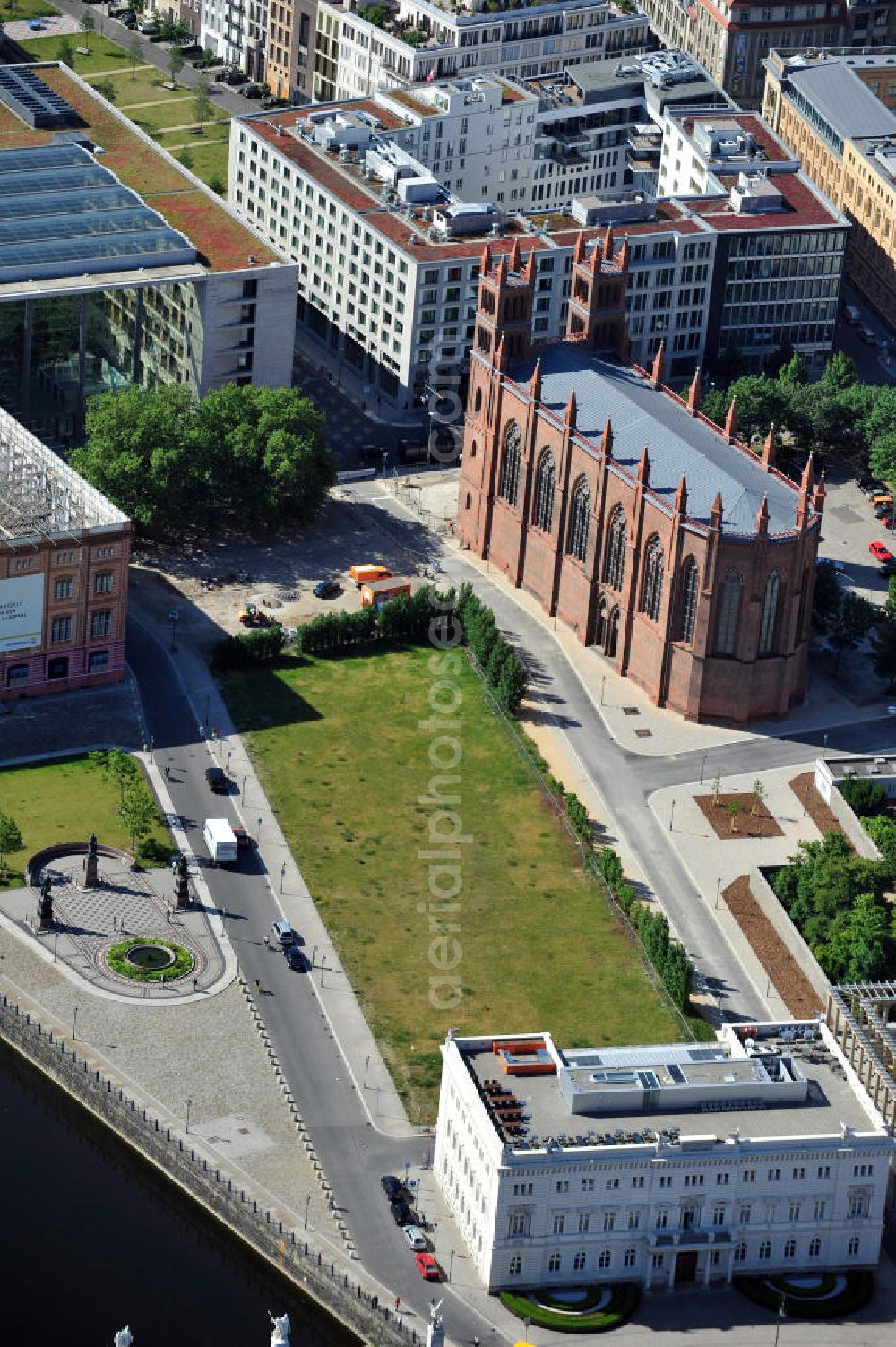 Aerial photograph Berlin Mitte - Schinkelplatz mit Friedrichswerdersche Kirche am Werderschen Markt im Stadtteil Friedrichswerder in Berlin-Mitte. The square Schinkelplatz with the Friedrichswerdersche Church at the Werderschen Markt in the Friedrichswerder quarter in the borough Mitte.