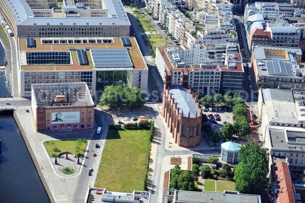 Berlin Mitte from the bird's eye view: Schinkelplatz mit Friedrichswerdersche Kirche am Werderschen Markt im Stadtteil Friedrichswerder in Berlin-Mitte. The square Schinkelplatz with the Friedrichswerdersche Church at the Werderschen Markt in the Friedrichswerder quarter in the borough Mitte.