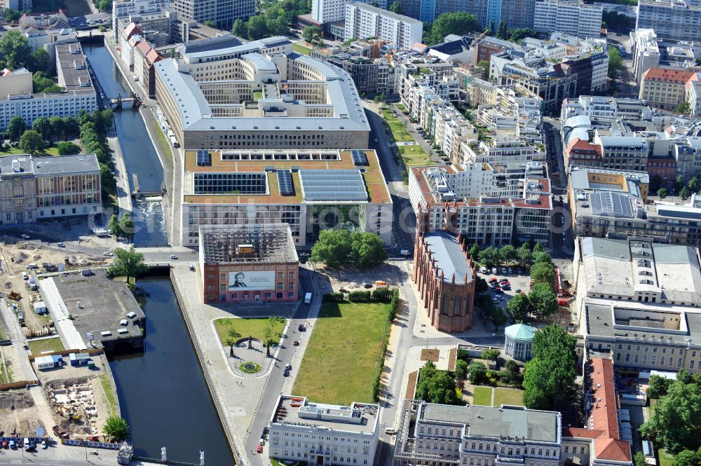 Aerial image Berlin Mitte - Schinkelplatz mit Friedrichswerdersche Kirche am Werderschen Markt im Stadtteil Friedrichswerder in Berlin-Mitte. The square Schinkelplatz with the Friedrichswerdersche Church at the Werderschen Markt in the Friedrichswerder quarter in the borough Mitte.