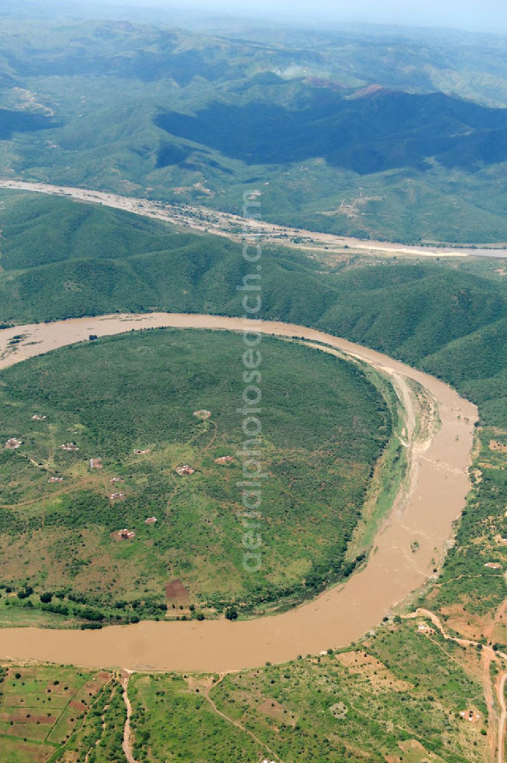 Aerial photograph KwaZulu-Natal - Blick auf die Schleife des Tugela Fluss, er spielte im Laufe der Geschichte Südafrikas eine wichtige Rolle als Grenzfluss zwischen der Kolonie Natal und dem unabhängigen Königreich der Zulus im Nordosten. Der Tugela ist mit 405 km Länge der längste Fluss in der Provinz KwaZulu-Natal, Republik Südafrika. View of the loop of the Tugela River.