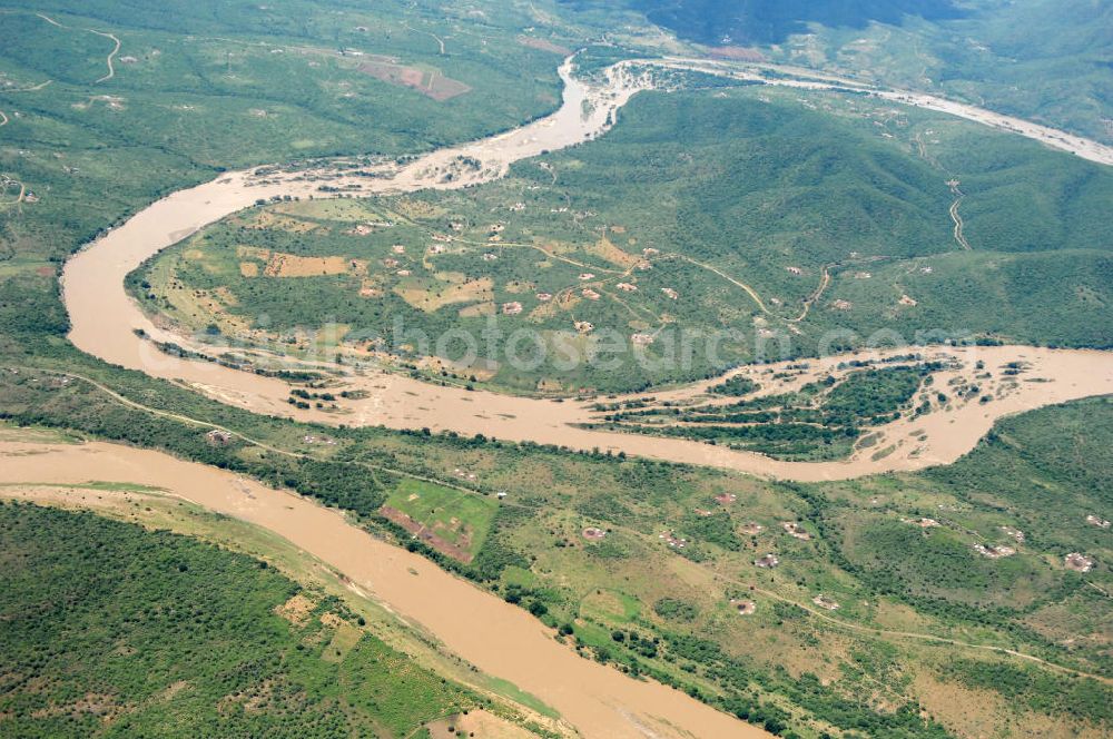 KwaZulu-Natal from above - Blick auf die Schleife des Tugela Fluss, er spielte im Laufe der Geschichte Südafrikas eine wichtige Rolle als Grenzfluss zwischen der Kolonie Natal und dem unabhängigen Königreich der Zulus im Nordosten. Der Tugela ist mit 405 km Länge der längste Fluss in der Provinz KwaZulu-Natal, Republik Südafrika. View of the loop of the Tugela River.