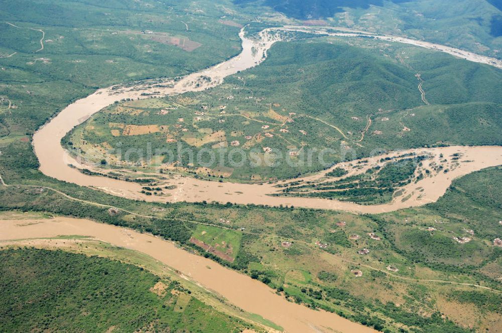 KwaZulu-Natal from the bird's eye view: Blick auf die Schleife des Tugela Fluss, er spielte im Laufe der Geschichte Südafrikas eine wichtige Rolle als Grenzfluss zwischen der Kolonie Natal und dem unabhängigen Königreich der Zulus im Nordosten. Der Tugela ist mit 405 km Länge der längste Fluss in der Provinz KwaZulu-Natal, Republik Südafrika. View of the loop of the Tugela River.