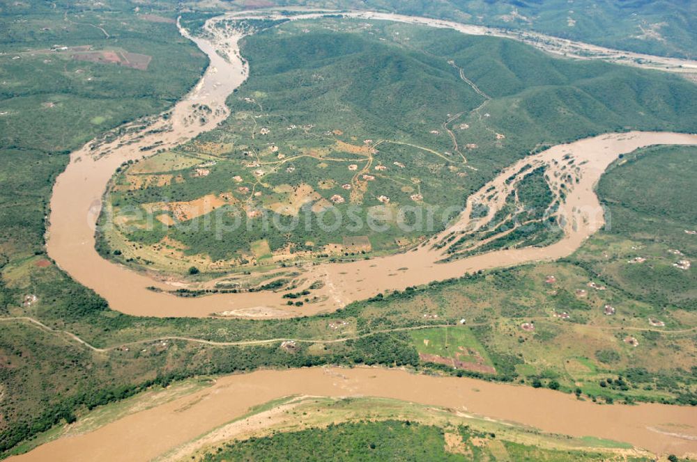 Aerial image KwaZulu-Natal - Blick auf die Schleife des Tugela Fluss, er spielte im Laufe der Geschichte Südafrikas eine wichtige Rolle als Grenzfluss zwischen der Kolonie Natal und dem unabhängigen Königreich der Zulus im Nordosten. Der Tugela ist mit 405 km Länge der längste Fluss in der Provinz KwaZulu-Natal, Republik Südafrika. View of the loop of the Tugela River.