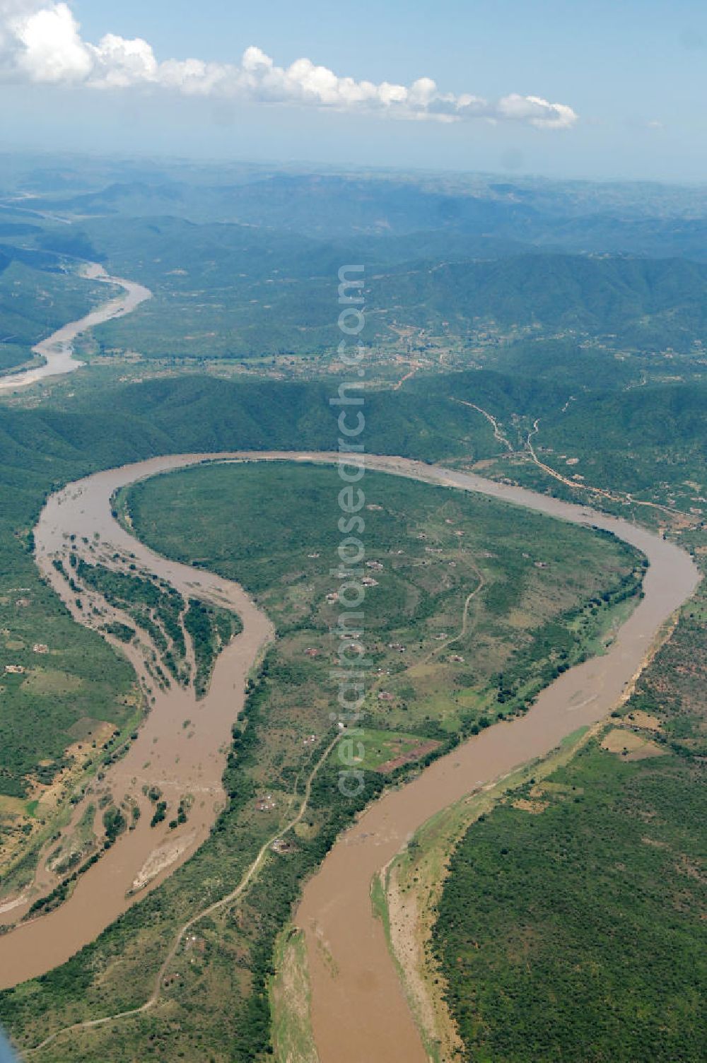 Aerial photograph KwaZulu-Natal - Blick auf die Schleife des Tugela Fluss, er spielte im Laufe der Geschichte Südafrikas eine wichtige Rolle als Grenzfluss zwischen der Kolonie Natal und dem unabhängigen Königreich der Zulus im Nordosten. Der Tugela ist mit 405 km Länge der längste Fluss in der Provinz KwaZulu-Natal, Republik Südafrika. View of the loop of the Tugela River.