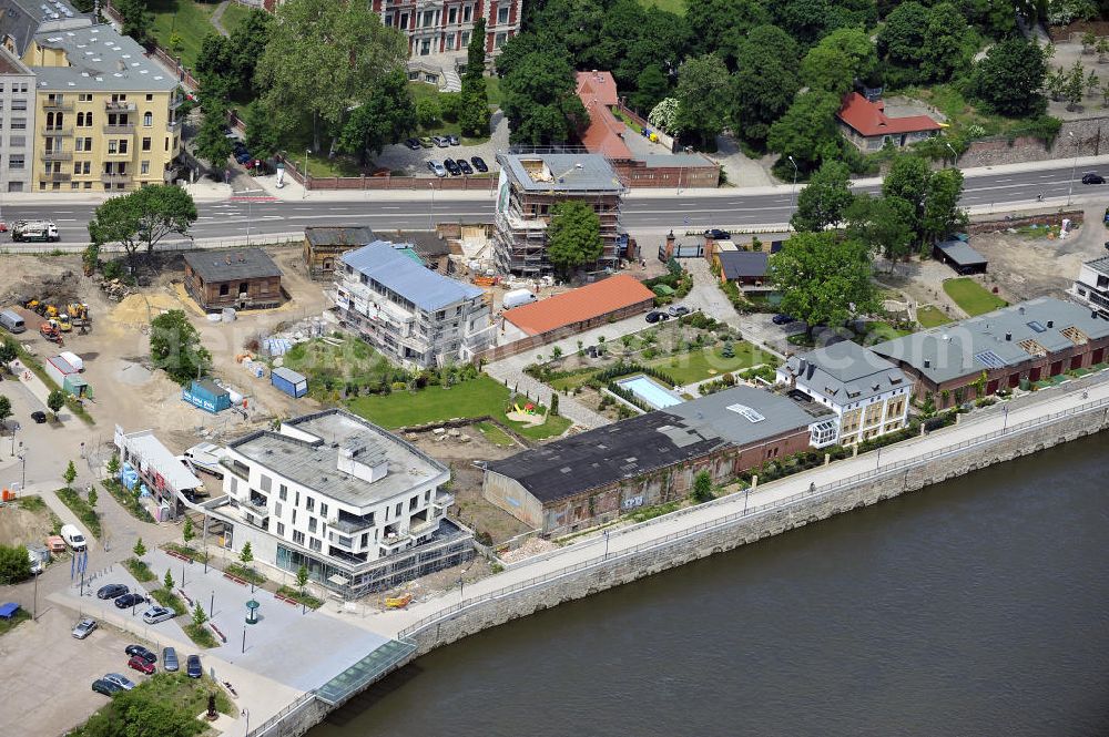 Magdeburg from above - Blick auf Um- und Neubauarbeiten am Magdeburger Schleinufer. Fast 15 Jahre lag das Gelände des ehemaligen Elbbahnhofs brach. Derzeit entwickelt sich das Areal zu einer der hochwertigsten Wohn- und Geschäftshausadressen der Elbestadt. Links vorn im Bild das Wohn- und Geschäftshaus Am Stadtplatz direkt an der Elbe. Das Objekt besteht aus 3 Gewerbeeinheiten und 10 Wohneinheiten.