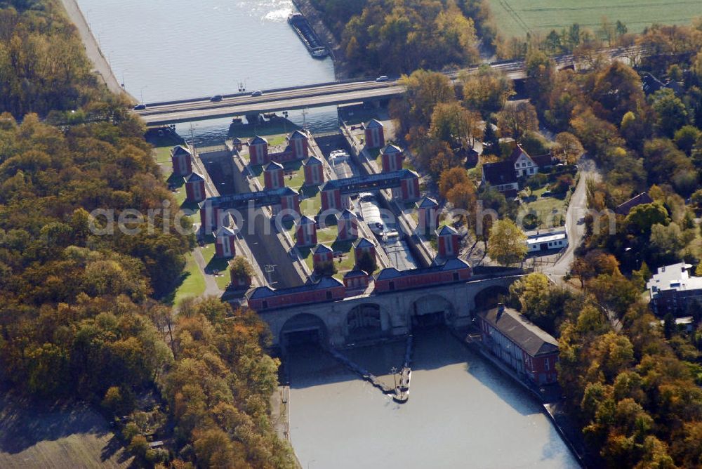 Hannover-Anderten from above - Blick auf die Hindenburgschleuse in Hannover-Anderten. Die heutige Schleuse Anderten liegt am Mittellandkanal und war zum Zeitpunkt ihrer Einweihung im Jahr 1928 die größte Binnenschleuse Europas. Die Schleuse überwindet den Höhenunterschied von 14,70 m zwischen der Westhaltung und der Scheitelhaltung des Mittellandkanals.