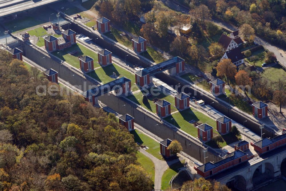 Hannover-Anderten from the bird's eye view: Blick auf die Hindenburgschleuse in Hannover-Anderten. Die heutige Schleuse Anderten liegt am Mittellandkanal und war zum Zeitpunkt ihrer Einweihung im Jahr 1928 die größte Binnenschleuse Europas. Die Schleuse überwindet den Höhenunterschied von 14,70 m zwischen der Westhaltung und der Scheitelhaltung des Mittellandkanals.