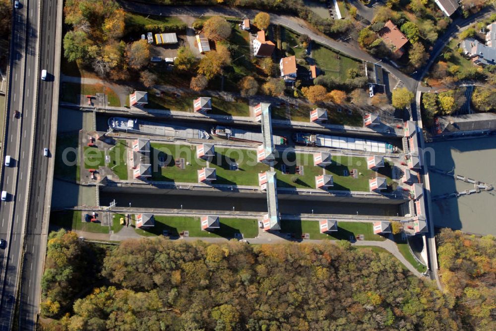 Aerial image Hannover-Anderten - Blick auf die Hindenburgschleuse in Hannover-Anderten. Die heutige Schleuse Anderten liegt am Mittellandkanal und war zum Zeitpunkt ihrer Einweihung im Jahr 1928 die größte Binnenschleuse Europas. Die Schleuse überwindet den Höhenunterschied von 14,70 m zwischen der Westhaltung und der Scheitelhaltung des Mittellandkanals.