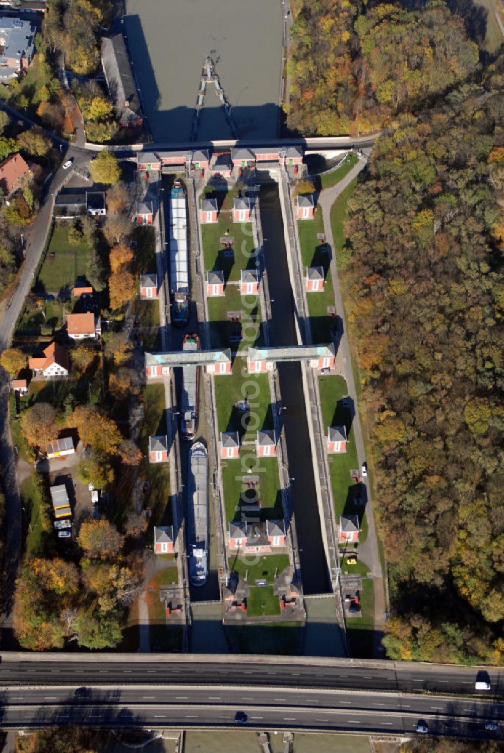 Aerial photograph Hannover-Anderten - Blick auf die Hindenburgschleuse in Hannover-Anderten. Die heutige Schleuse Anderten liegt am Mittellandkanal und war zum Zeitpunkt ihrer Einweihung im Jahr 1928 die größte Binnenschleuse Europas. Die Schleuse überwindet den Höhenunterschied von 14,70 m zwischen der Westhaltung und der Scheitelhaltung des Mittellandkanals.