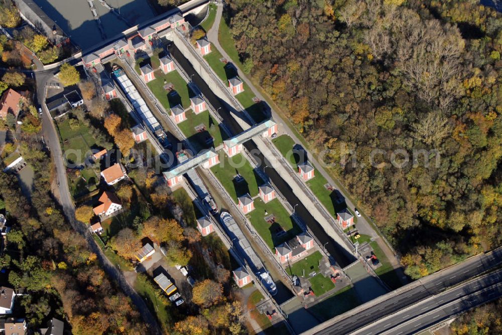 Hannover-Anderten from above - Blick auf die Hindenburgschleuse in Hannover-Anderten. Die heutige Schleuse Anderten liegt am Mittellandkanal und war zum Zeitpunkt ihrer Einweihung im Jahr 1928 die größte Binnenschleuse Europas. Die Schleuse überwindet den Höhenunterschied von 14,70 m zwischen der Westhaltung und der Scheitelhaltung des Mittellandkanals.