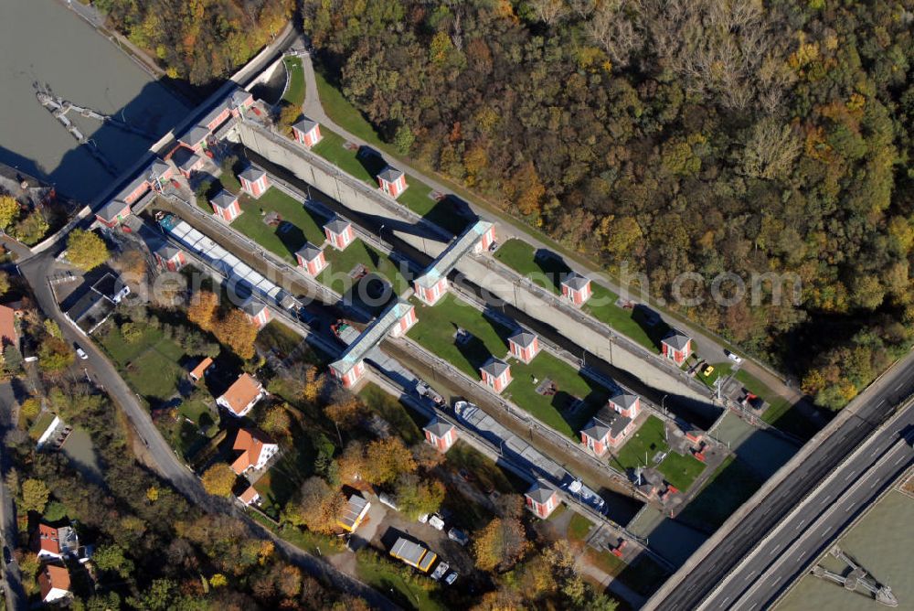 Hannover-Anderten from the bird's eye view: Blick auf die Hindenburgschleuse in Hannover-Anderten. Die heutige Schleuse Anderten liegt am Mittellandkanal und war zum Zeitpunkt ihrer Einweihung im Jahr 1928 die größte Binnenschleuse Europas. Die Schleuse überwindet den Höhenunterschied von 14,70 m zwischen der Westhaltung und der Scheitelhaltung des Mittellandkanals.