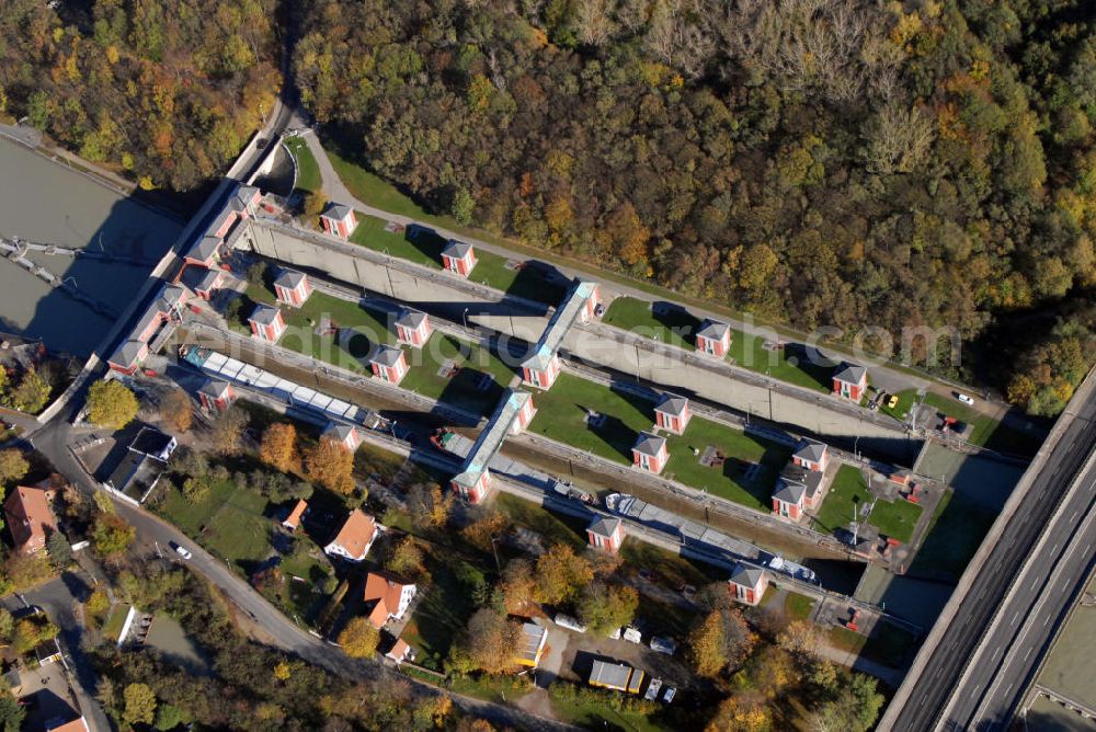 Aerial image Hannover-Anderten - Blick auf die Hindenburgschleuse in Hannover-Anderten. Die heutige Schleuse Anderten liegt am Mittellandkanal und war zum Zeitpunkt ihrer Einweihung im Jahr 1928 die größte Binnenschleuse Europas. Die Schleuse überwindet den Höhenunterschied von 14,70 m zwischen der Westhaltung und der Scheitelhaltung des Mittellandkanals.