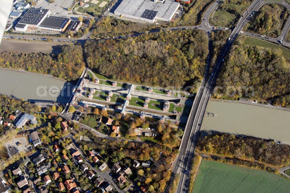 Aerial photograph Hannover-Anderten - Blick auf die Hindenburgschleuse in Hannover-Anderten. Die heutige Schleuse Anderten liegt am Mittellandkanal und war zum Zeitpunkt ihrer Einweihung im Jahr 1928 die größte Binnenschleuse Europas. Die Schleuse überwindet den Höhenunterschied von 14,70 m zwischen der Westhaltung und der Scheitelhaltung des Mittellandkanals.