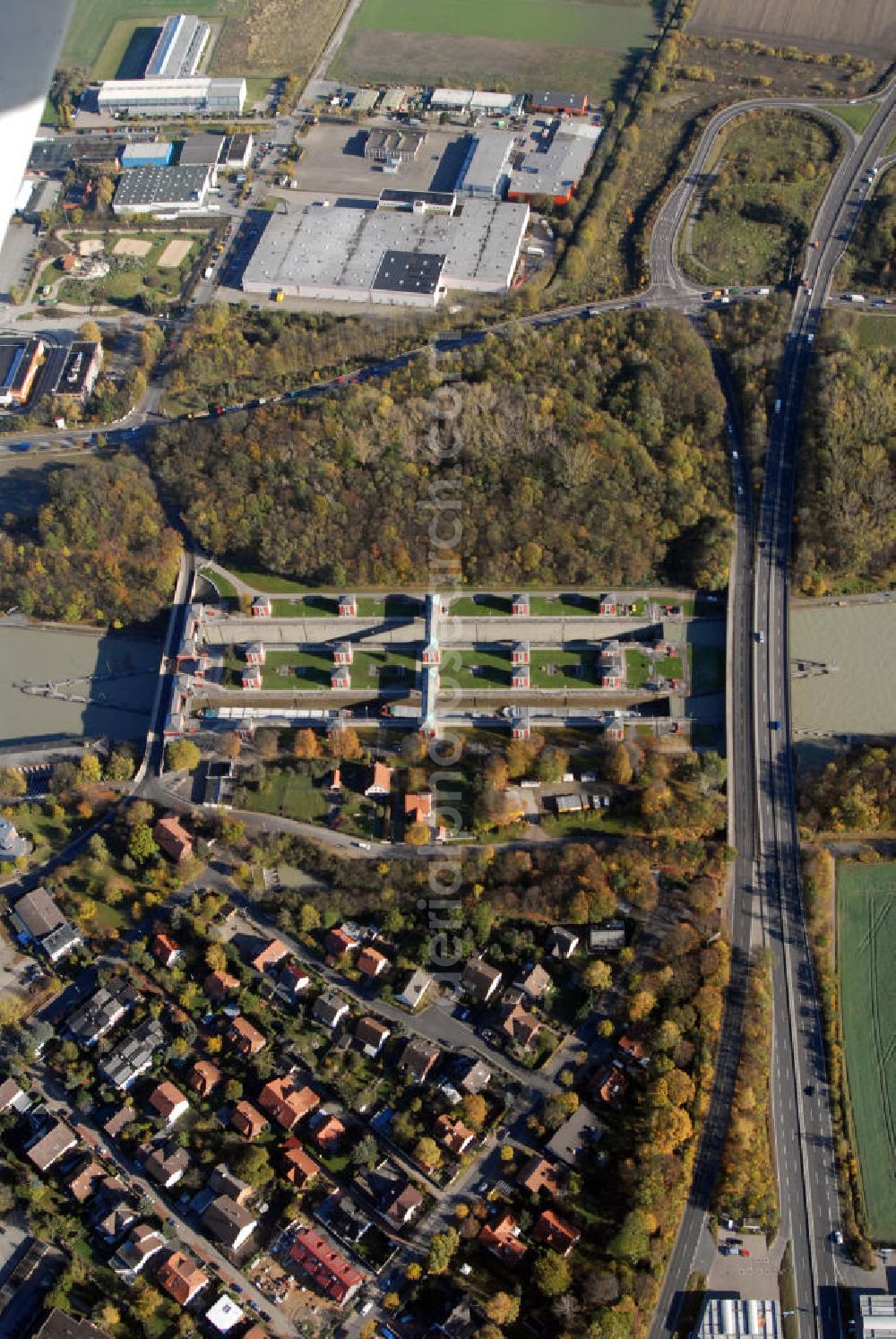 Hannover-Anderten from above - Blick auf die Hindenburgschleuse in Hannover-Anderten. Die heutige Schleuse Anderten liegt am Mittellandkanal und war zum Zeitpunkt ihrer Einweihung im Jahr 1928 die größte Binnenschleuse Europas. Die Schleuse überwindet den Höhenunterschied von 14,70 m zwischen der Westhaltung und der Scheitelhaltung des Mittellandkanals.