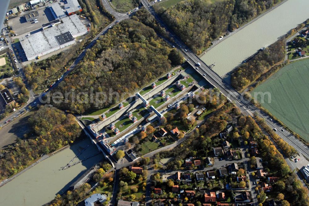 Hannover-Anderten from the bird's eye view: Blick auf die Hindenburgschleuse in Hannover-Anderten. Die heutige Schleuse Anderten liegt am Mittellandkanal und war zum Zeitpunkt ihrer Einweihung im Jahr 1928 die größte Binnenschleuse Europas. Die Schleuse überwindet den Höhenunterschied von 14,70 m zwischen der Westhaltung und der Scheitelhaltung des Mittellandkanals.