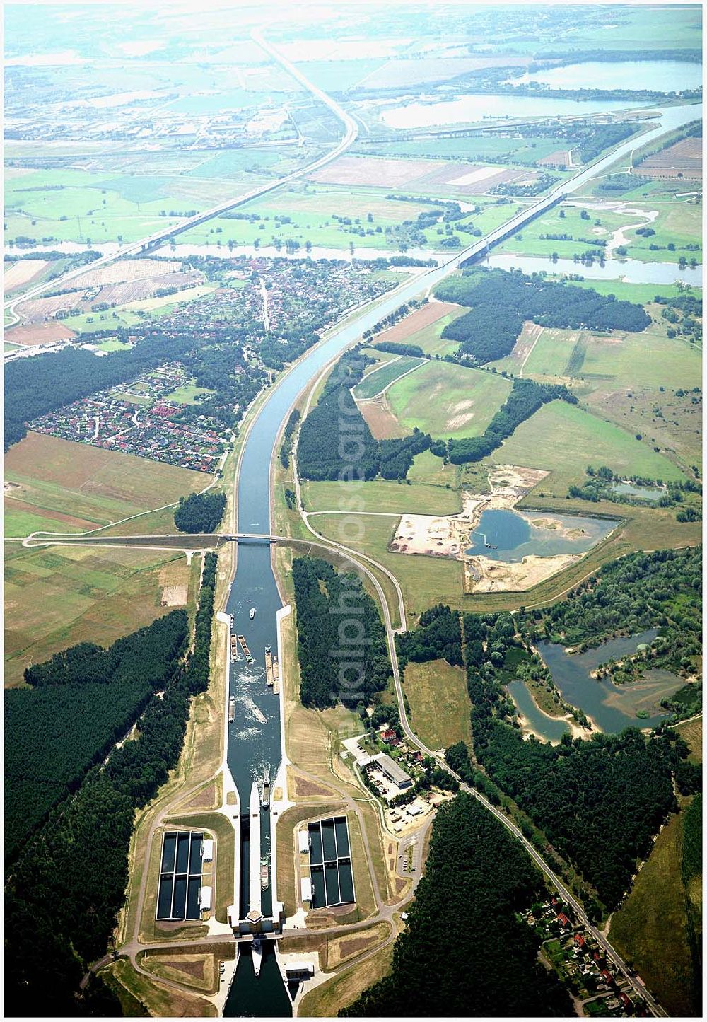 Hohenwarthe from the bird's eye view: 30.7.2004, Blick auf die Schleuse bei Hohenwarthe