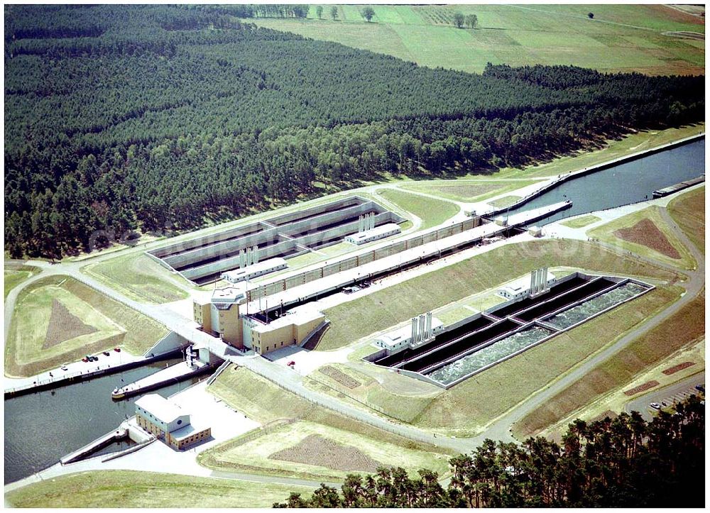 Aerial photograph Hohenwarthe - 30.7.2004, Blick auf die Schleuse bei Hohenwarthe