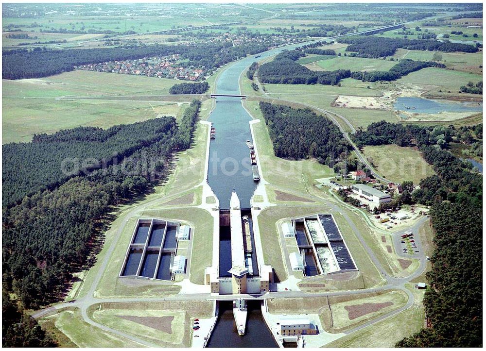 Hohenwarthe from the bird's eye view: 30.7.2004, Blick auf die Schleuse bei Hohenwarthe