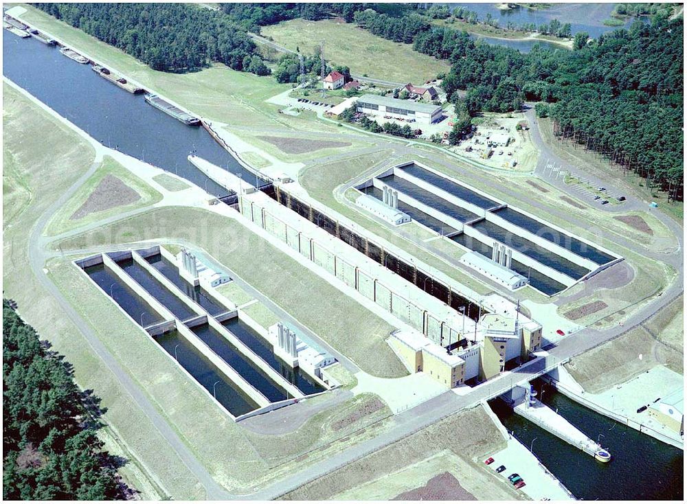 Hohenwarthe from above - 30.7.2004, Blick auf die Schleuse bei Hohenwarthe