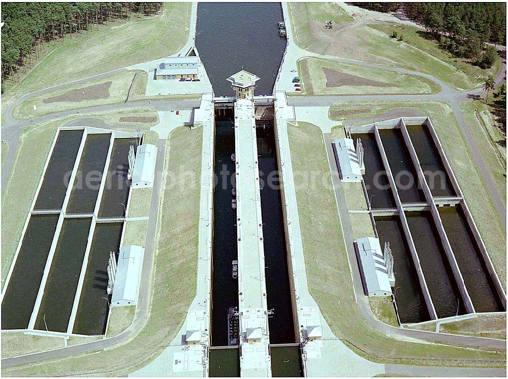 Hohenwarthe from the bird's eye view: 30.7.2004, Blick auf die Schleuse bei Hohenwarthe