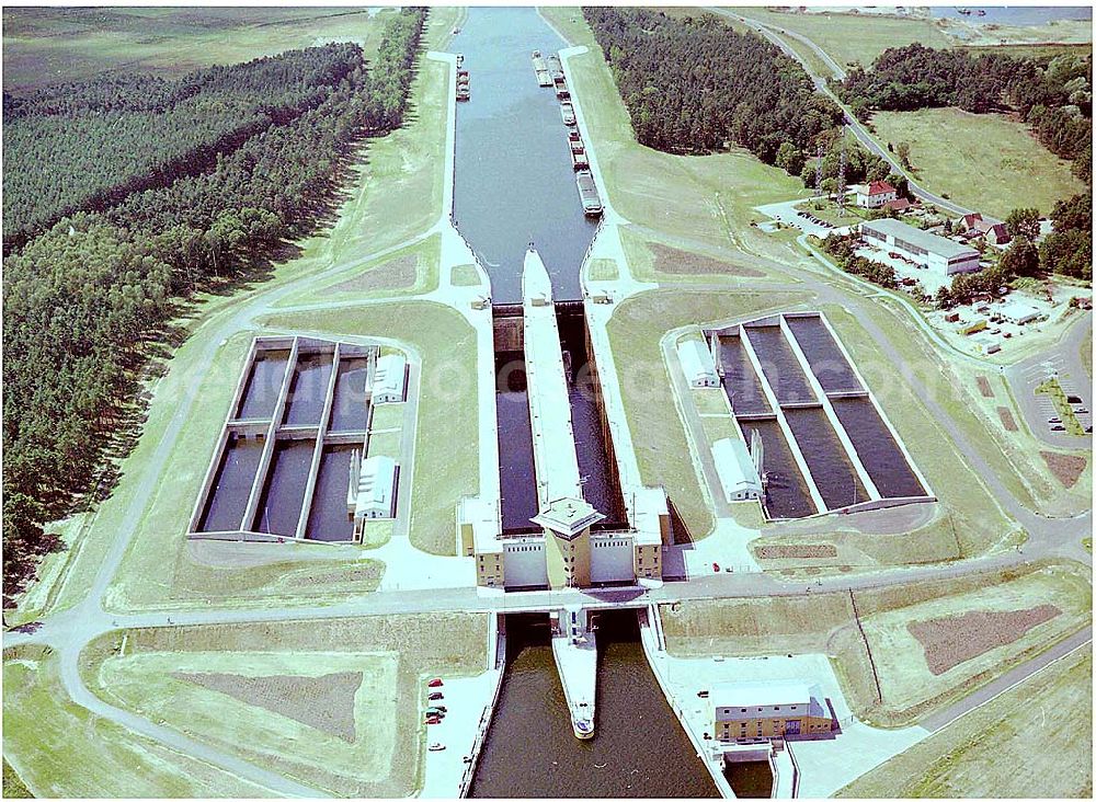 Aerial image Hohenwarthe - 30.7.2004, Blick auf die Schleuse bei Hohenwarthe