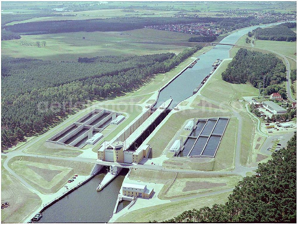 Hohenwarthe from above - 30.7.2004, Blick auf die Schleuse bei Hohenwarthe