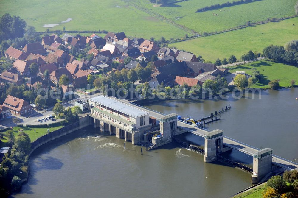 Drakenburg from above - Blick auf die Schleuse in Drakenburg an der Weser in Niedersachsen. Die Schleusenanlage wurde 1956 in Betrieb genommen und gehört zur Fernbedienzentrale Minden. View to the watergate Drakenburg at the river Weser in Niedersachsen. This floodgate was opened in 1956 and is part of the remote control center Minden.