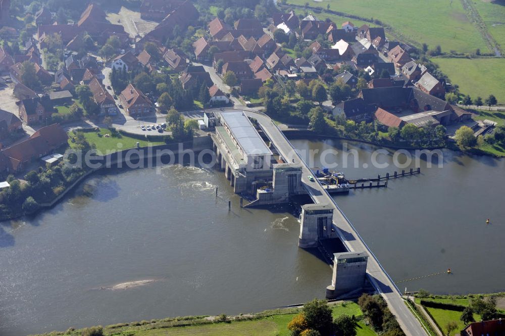 Drakenburg from the bird's eye view: Blick auf die Schleuse in Drakenburg an der Weser in Niedersachsen. Die Schleusenanlage wurde 1956 in Betrieb genommen und gehört zur Fernbedienzentrale Minden. View to the watergate Drakenburg at the river Weser in Niedersachsen. This floodgate was opened in 1956 and is part of the remote control center Minden.