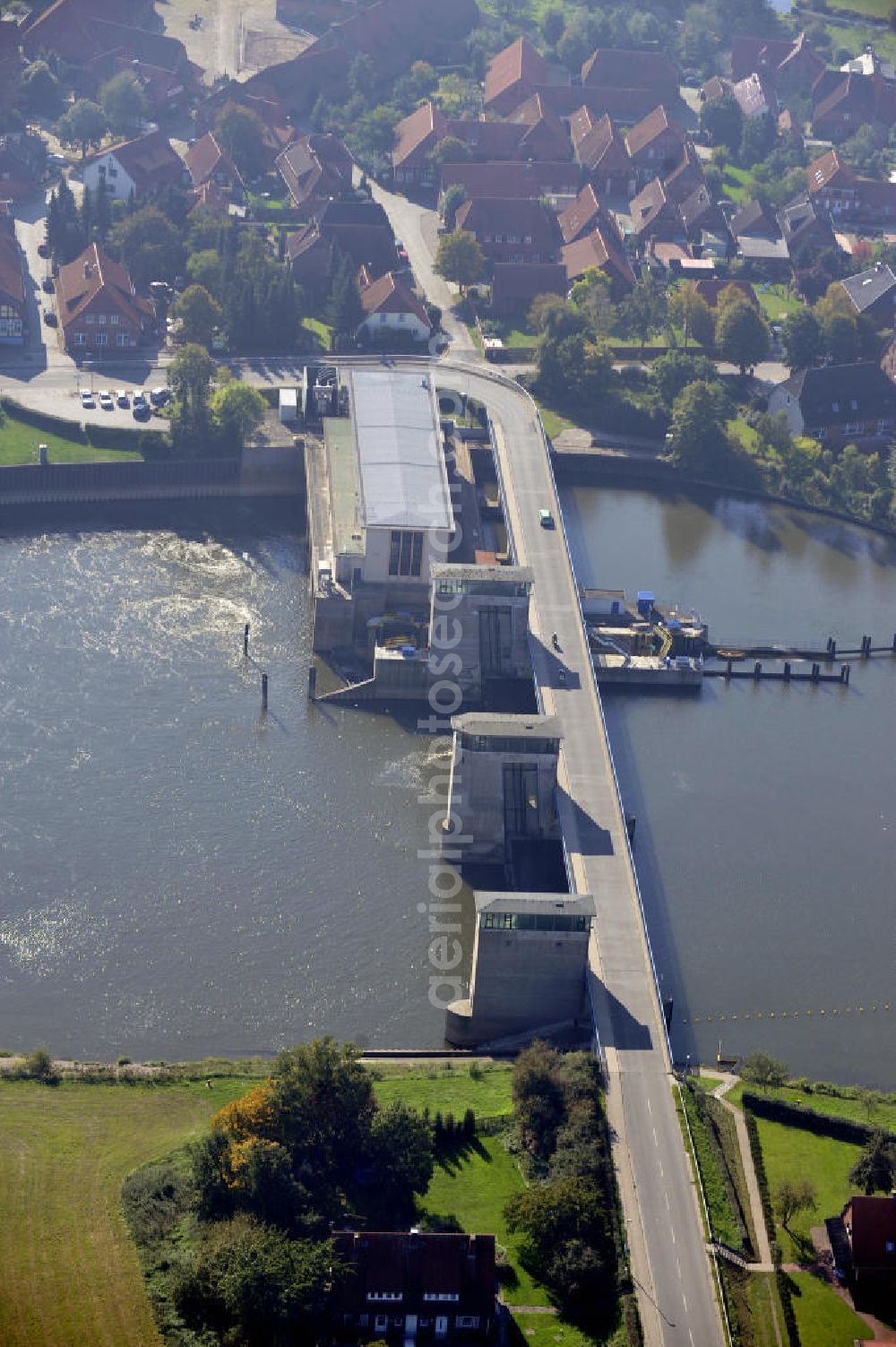 Aerial image Drakenburg - Blick auf die Schleuse in Drakenburg an der Weser in Niedersachsen. Die Schleusenanlage wurde 1956 in Betrieb genommen und gehört zur Fernbedienzentrale Minden. View to the watergate Drakenburg at the river Weser in Niedersachsen. This floodgate was opened in 1956 and is part of the remote control center Minden.