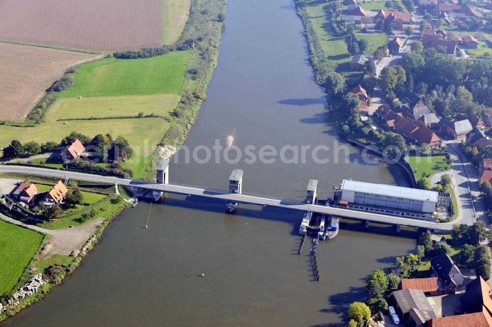 Aerial photograph Drakenburg - Blick auf die Schleuse in Drakenburg an der Weser in Niedersachsen. Die Schleusenanlage wurde 1956 in Betrieb genommen und gehört zur Fernbedienzentrale Minden. View to the watergate Drakenburg at the river Weser in Niedersachsen. This floodgate was opened in 1956 and is part of the remote control center Minden.