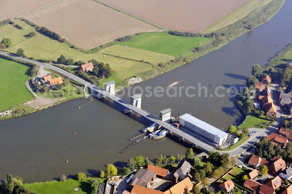 Drakenburg from above - Blick auf die Schleuse in Drakenburg an der Weser in Niedersachsen. Die Schleusenanlage wurde 1956 in Betrieb genommen und gehört zur Fernbedienzentrale Minden. View to the watergate Drakenburg at the river Weser in Niedersachsen. This floodgate was opened in 1956 and is part of the remote control center Minden.