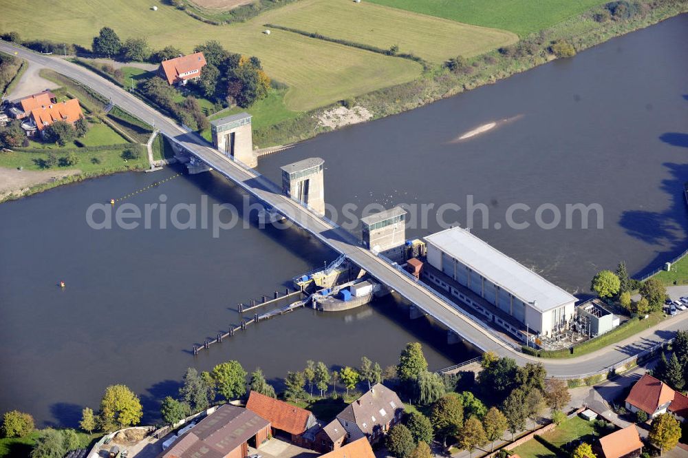 Drakenburg from the bird's eye view: Blick auf die Schleuse in Drakenburg an der Weser in Niedersachsen. Die Schleusenanlage wurde 1956 in Betrieb genommen und gehört zur Fernbedienzentrale Minden. View to the watergate Drakenburg at the river Weser in Niedersachsen. This floodgate was opened in 1956 and is part of the remote control center Minden.