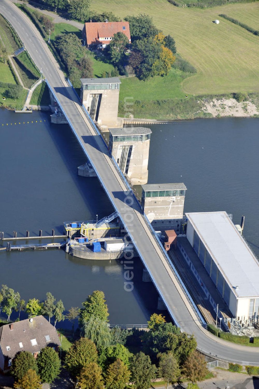 Aerial image Drakenburg - Blick auf die Schleuse in Drakenburg an der Weser in Niedersachsen. Die Schleusenanlage wurde 1956 in Betrieb genommen und gehört zur Fernbedienzentrale Minden. View to the watergate Drakenburg at the river Weser in Niedersachsen. This floodgate was opened in 1956 and is part of the remote control center Minden.