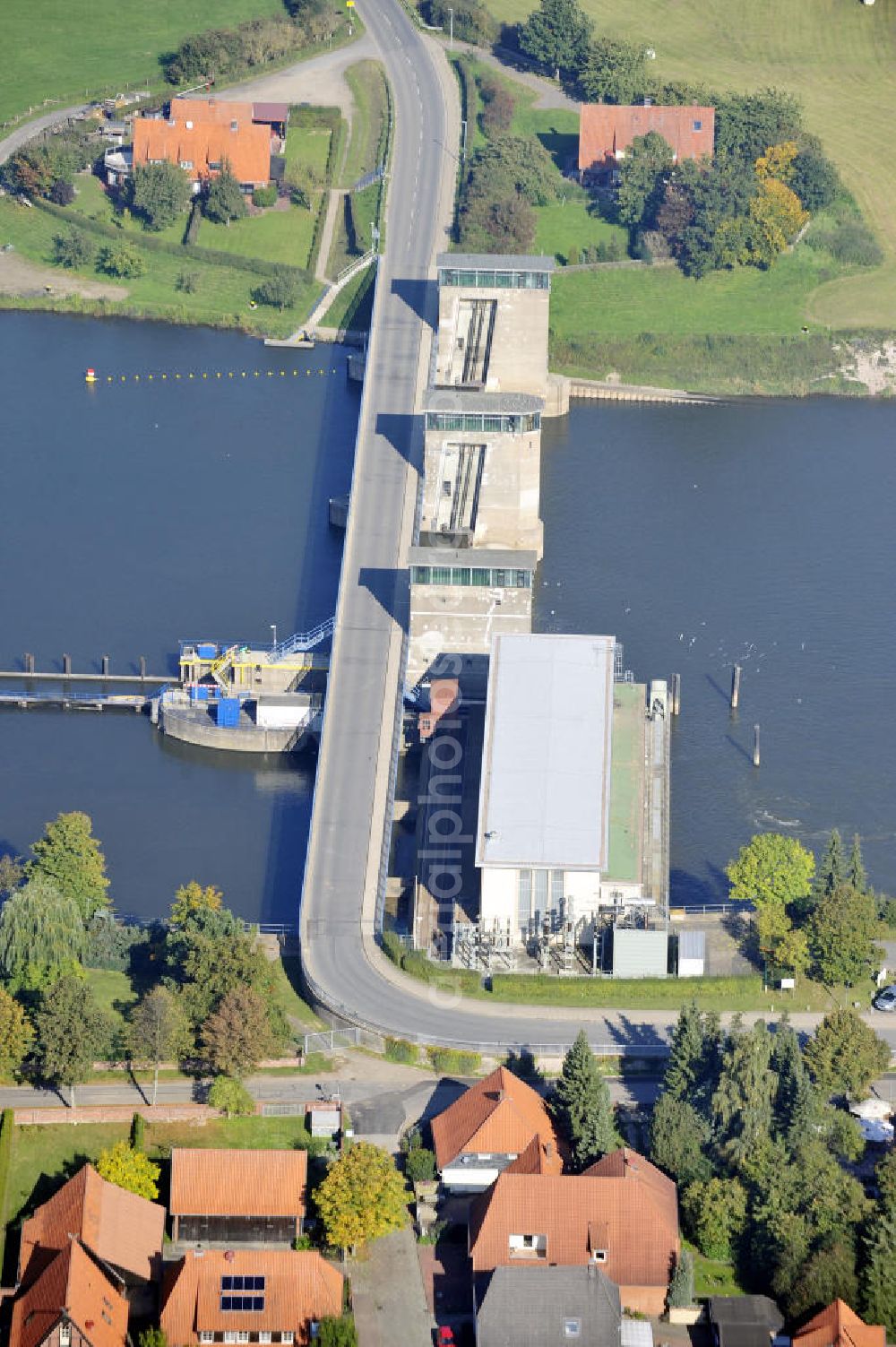 Aerial photograph Drakenburg - Blick auf die Schleuse in Drakenburg an der Weser in Niedersachsen. Die Schleusenanlage wurde 1956 in Betrieb genommen und gehört zur Fernbedienzentrale Minden. View to the watergate Drakenburg at the river Weser in Niedersachsen. This floodgate was opened in 1956 and is part of the remote control center Minden.