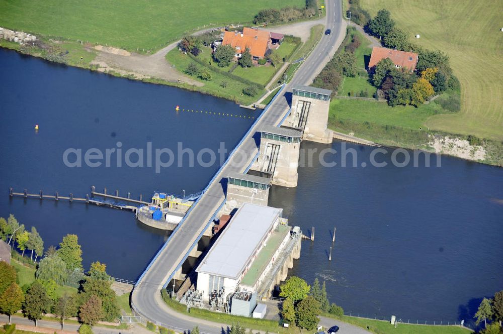 Drakenburg from above - Blick auf die Schleuse in Drakenburg an der Weser in Niedersachsen. Die Schleusenanlage wurde 1956 in Betrieb genommen und gehört zur Fernbedienzentrale Minden. View to the watergate Drakenburg at the river Weser in Niedersachsen. This floodgate was opened in 1956 and is part of the remote control center Minden.