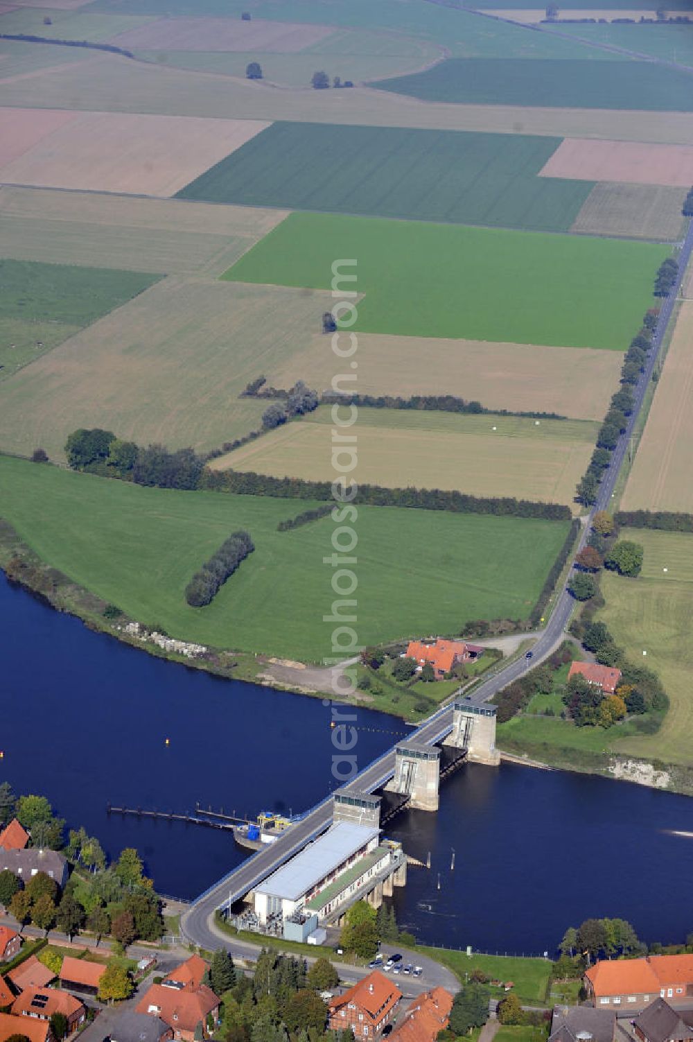 Drakenburg from the bird's eye view: Blick auf die Schleuse in Drakenburg an der Weser in Niedersachsen. Die Schleusenanlage wurde 1956 in Betrieb genommen und gehört zur Fernbedienzentrale Minden. View to the watergate Drakenburg at the river Weser in Niedersachsen. This floodgate was opened in 1956 and is part of the remote control center Minden.