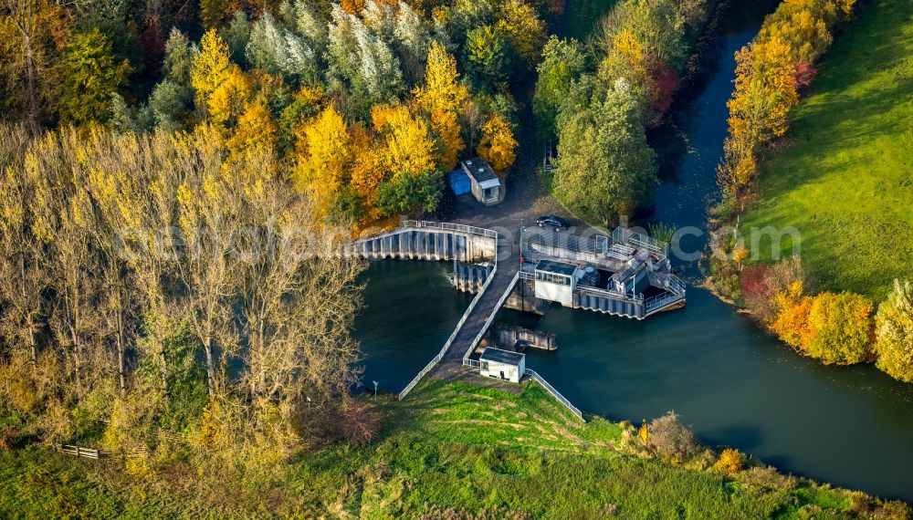 Hamm from above - Watergate in the course of the autumnal river Lippe in the Life-Project Lippeaue in the North of the Uentrop part of Hamm in the state of North Rhine-Westphalia