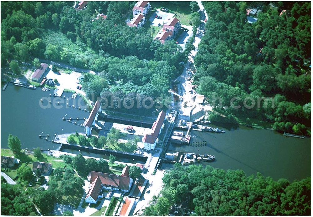 Klein Machnow from above - 30.07.2004, Blick auf die Schleuse in Klein Machnow