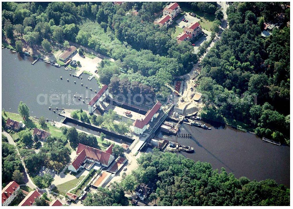 Klein Machnow from the bird's eye view: 30.07.2004, Blick auf die Schleuse in Klein Machnow