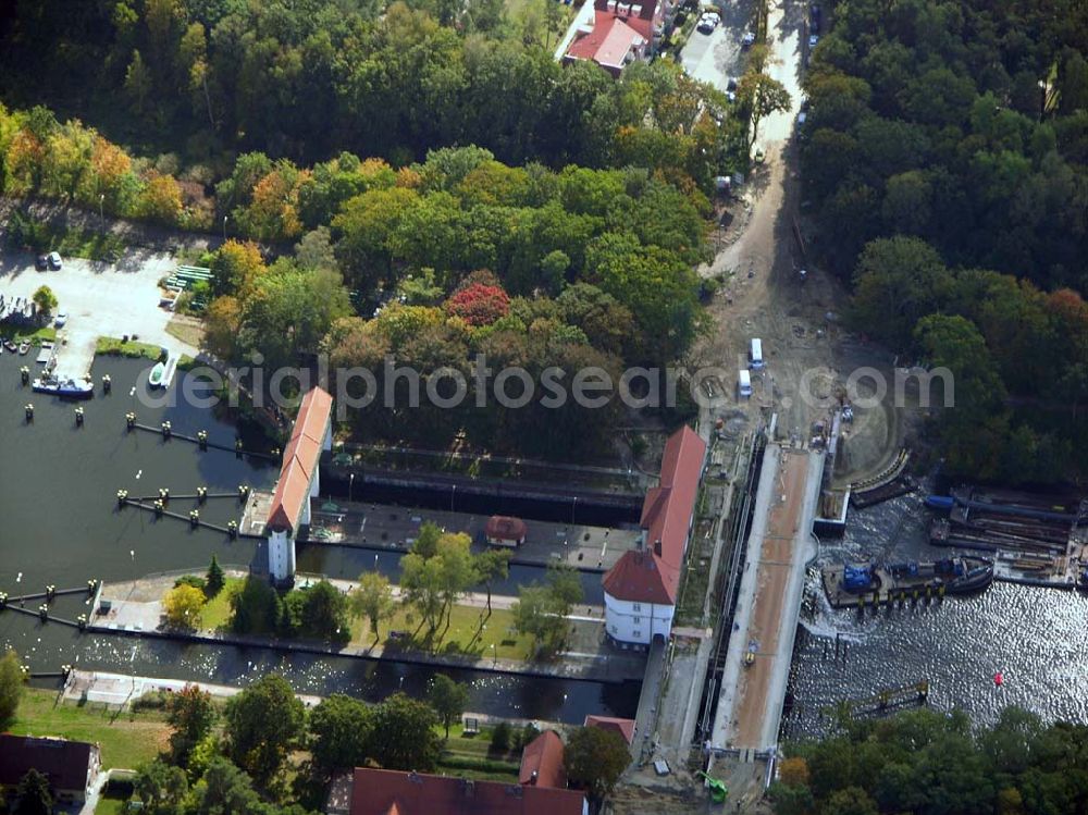 Kleinmachnow from the bird's eye view: 07.10.2004 Blick auf die Schleuse in Klein Machnow am Teltowkanal.