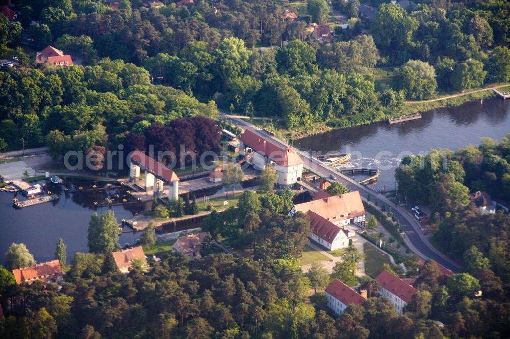 Aerial image Kleinmachnow - Die monumentale Schleuse Kleinmachnow ist das markanteste Bauwerk des Brandenburg-Berliner Teltowkanals, die auch heute noch eine Sehenswürdigkeit ist und unter Denkmalschutz steht. The monumental sluice in Kleinmachnow, is the most remarkable building of the Teltow canal. Today it is a sight and a landmarked building.