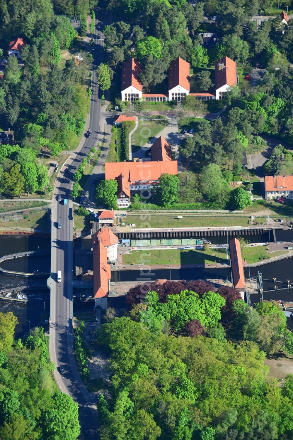 Aerial image Kleinmachnow - Watergate Kleinmachnow in Kleinmachnow on the Teltow Canal in the state of Brandenburg. The facility is the most renowned building of the Teltow Canal. It is listed as a protected building. It was built in 1901 and is run by the Water and Ship Office of Berlin. The compound is located on Stahnsdorfer Damm and surrounded by forest