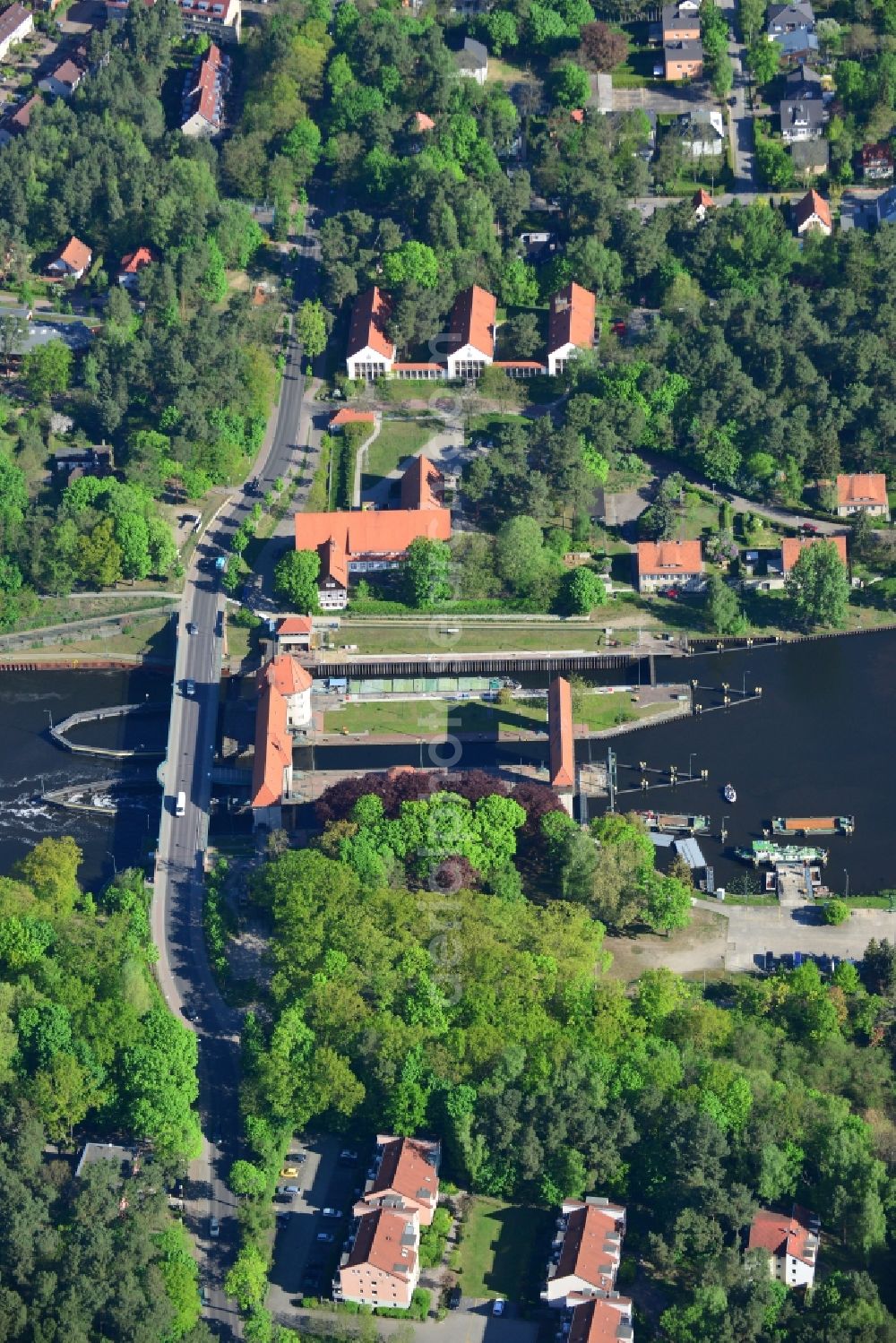 Aerial photograph Kleinmachnow - Watergate Kleinmachnow in Kleinmachnow on the Teltow Canal in the state of Brandenburg. The facility is the most renowned building of the Teltow Canal. It is listed as a protected building. It was built in 1901 and is run by the Water and Ship Office of Berlin. The compound is located on Stahnsdorfer Damm and surrounded by forest