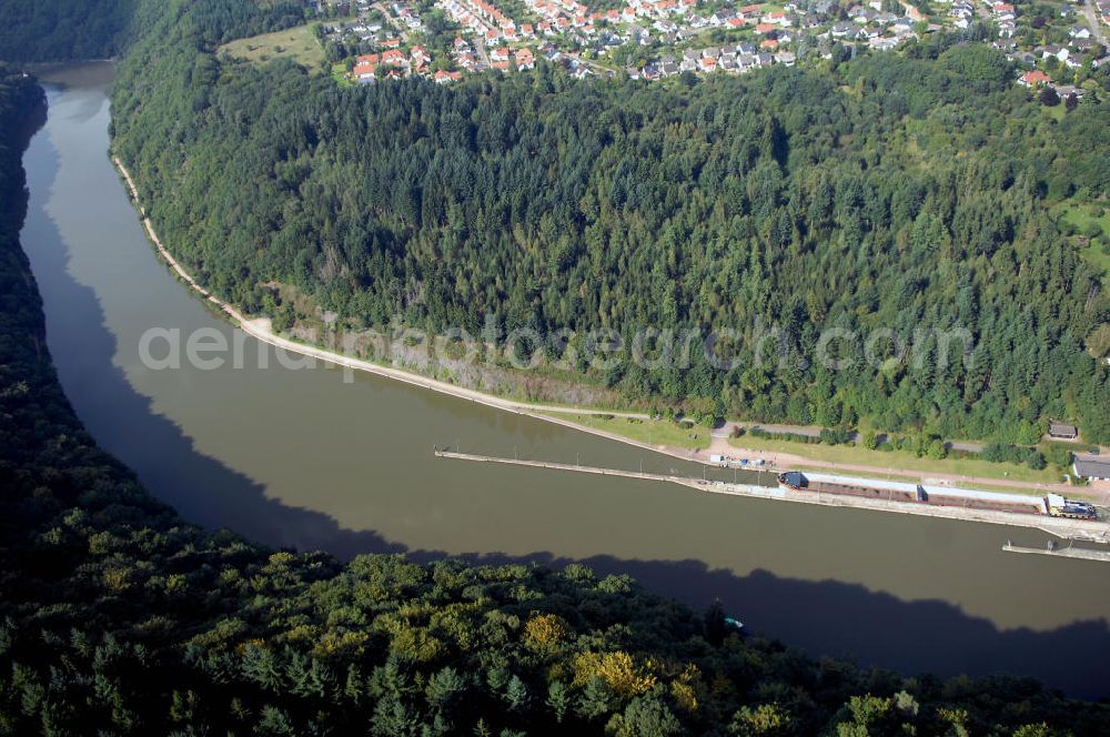 Mettlach-Keuchingen from the bird's eye view: Blick von Süden auf die Schleuse Mettlach, Oktavienstr. 999, 66693 Mettlach, an der Saar und mit Drahtnetzen gesicherte Felshänge.