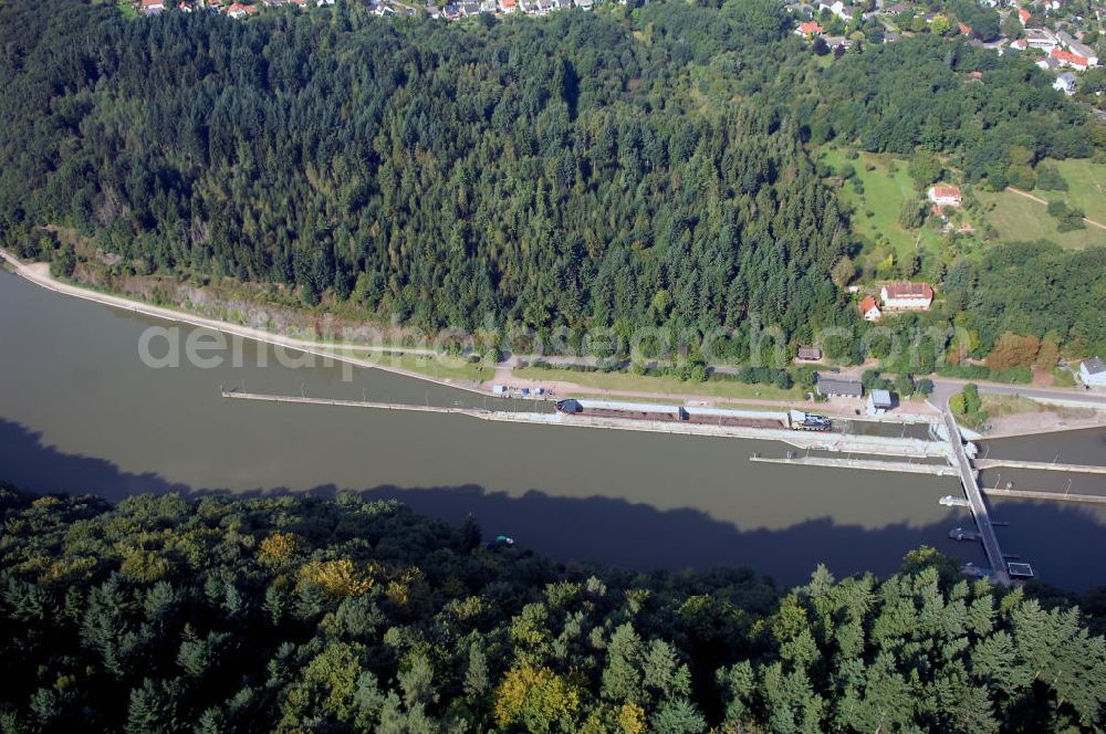 Aerial image Mettlach-Keuchingen - Blick von Süden auf die Schleuse Mettlach, Oktavienstr. 999, 66693 Mettlach, an der Saar und mit Drahtnetzen gesicherte Felshänge.