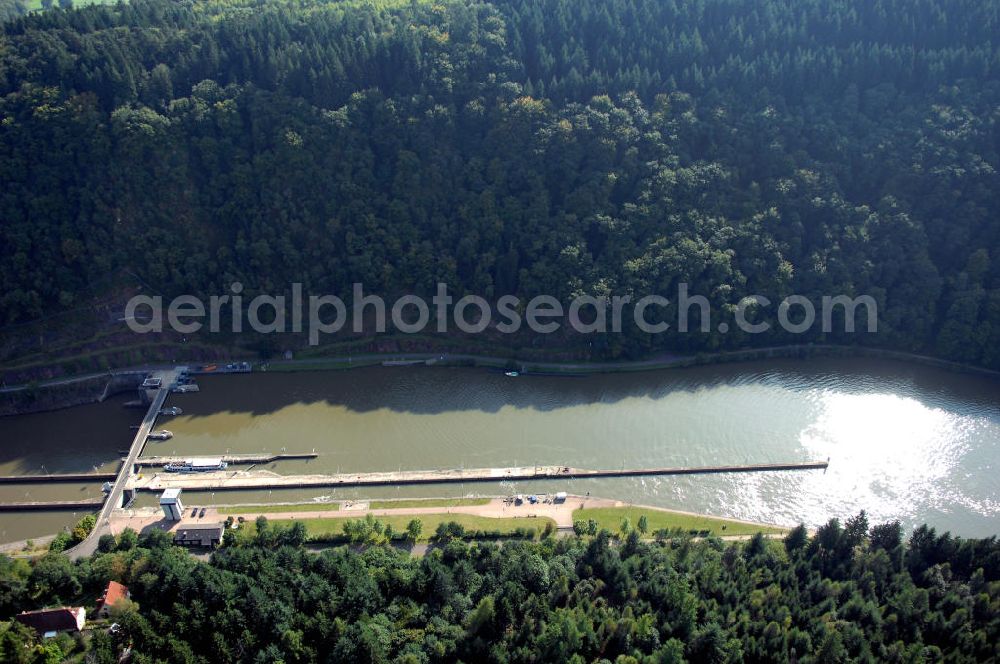 Mettlach-Keuchingen from the bird's eye view: Blick von Norden auf die Schleuse Mettlach, Oktavienstr. 999, 66693 Mettlach, an der Saar und mit Drahtnetzen gesicherte Felshänge.