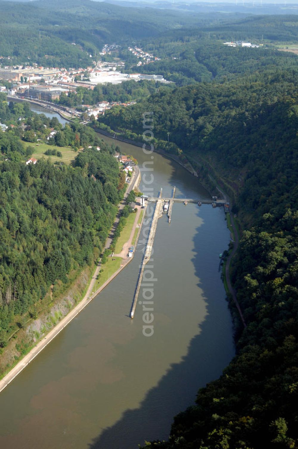 Aerial photograph Mettlach-Keuchingen - Blick von Westen auf die Schleuse Mettlach, Oktavienstr. 999, 66693 Mettlach, an der Saar und mit Drahtnetzen gesicherte Felshänge.